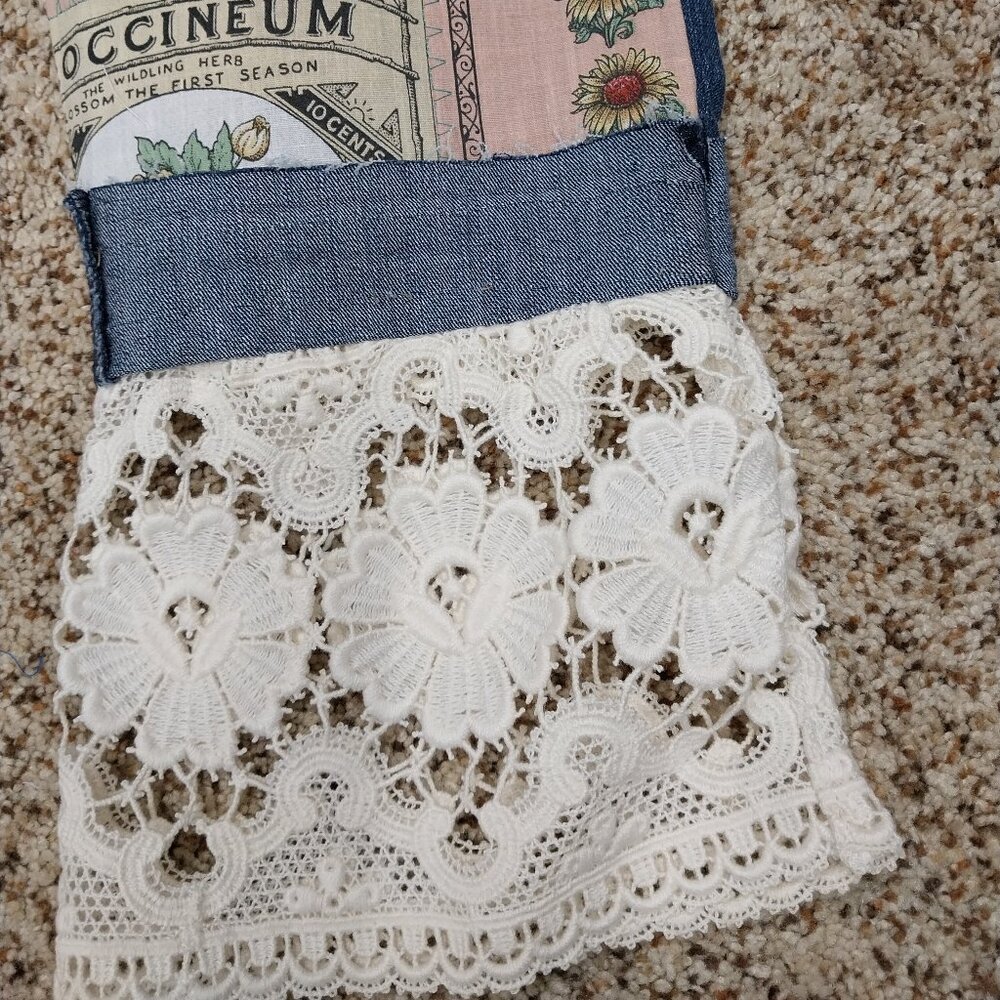 2981 Size 12 Bandolino Appliqued Cropped Jeans - Picture 3 of 7